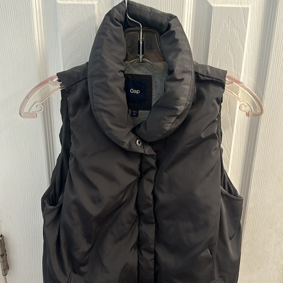 Grey/Black womens GAP sleevelesspuffer jacket - Picture 2 of 5